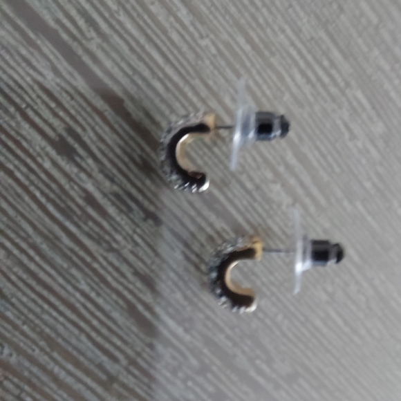 Oroton Stud Earrings Swarovski Crystal and Gold Excellent Pre-loved Condition - Picture 2 of 3